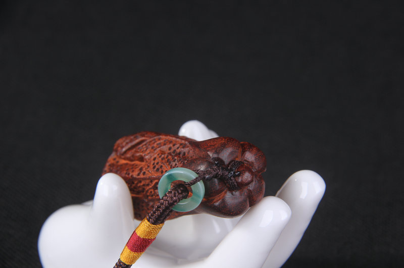 Cabbage lobular rosewood hand piece pendant